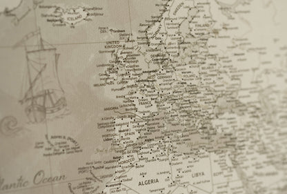 Carte du Monde Personnalisée sur Toile avec Épingles - Voyageur Poussiéreux