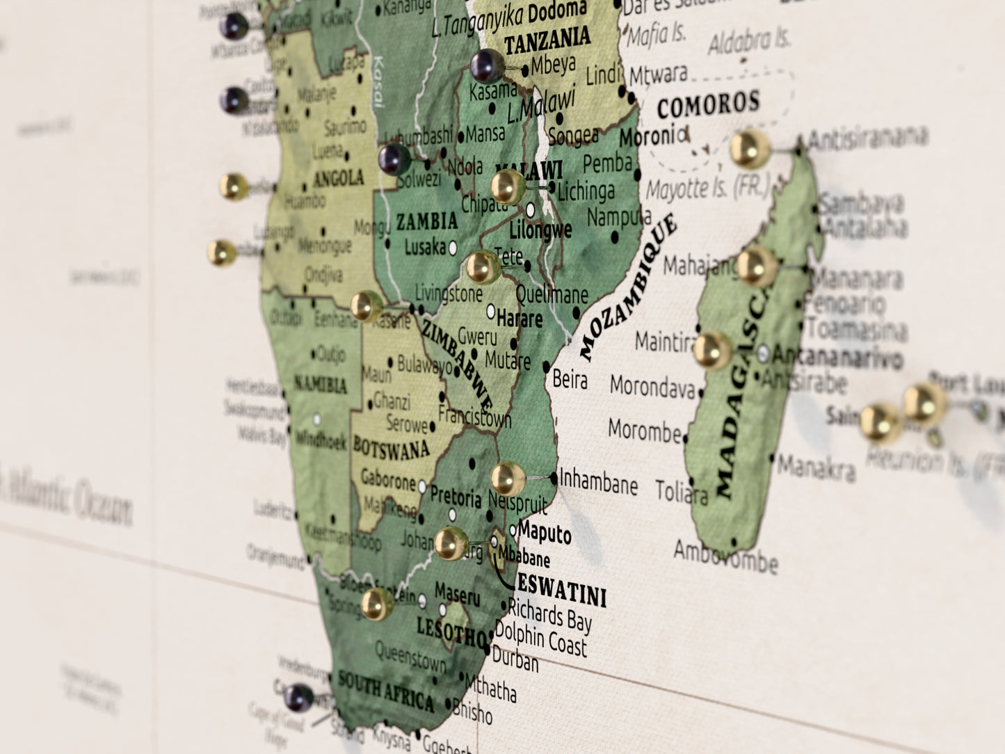 Carte du Monde Personnalisée sur Toile avec Épingles - Jardin vert